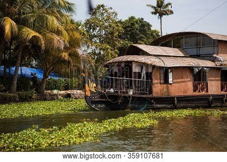 Kerala's Landmark Is A Pleasure Boat And House-boat On The Seaweed-covered River Channels Of Allapuz