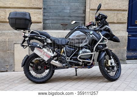 Bordeaux , Aquitaine / France - 10 06 2019 : Bmw 1200 Gs L.c Adventure Motorcycle Bike