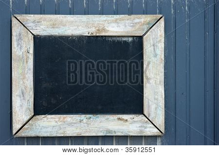 Pizarra Vintage en una pared de madera