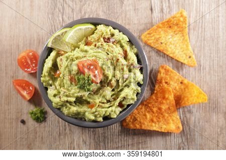 guacamole with spicey and tortilla chips