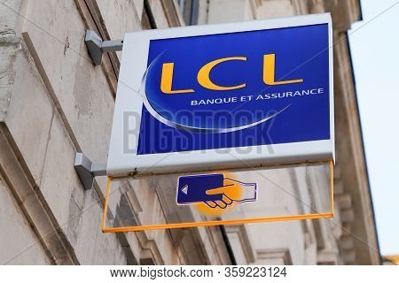 Bordeaux , Aquitaine / France - 01 15 2020 : Lcl Logo Sign Atm Le Credit Lyonnais Banque Et Assuranc