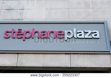 Bordeaux , Aquitaine / France - 02 21 2020 : Stéphane Plazza Sign Logo Real Estate Agency Store Spec