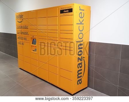 Bordeaux. Gironde / France - 10-26-2018 :  Amazon Locker Delivery Store Self-service Delivery Locati