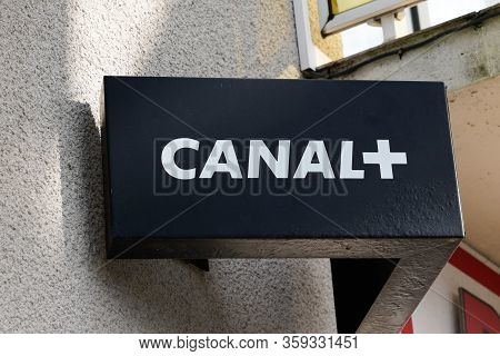 Bordeaux , Aquitaine / France - 01 09 2020 : Canal+ Canal Plus + Television Logo Sign Shop Dealershi