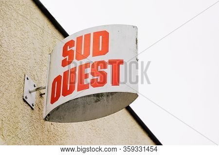 Bordeaux , Aquitaine / France - 01 15 2020 : Sud Ouest Logo Sign French Newspaper Regional Daily Pap