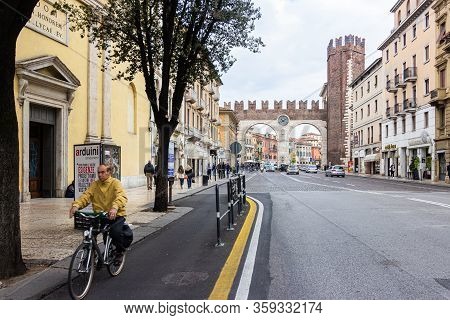 Verona, Italy - September 26, 2015 : Corso Porta Nuova Street And I Portoni Della Bra Gate In Verona