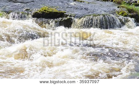 Stromschnellen am Fluss dee