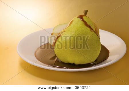 Skåret pære med chokolade