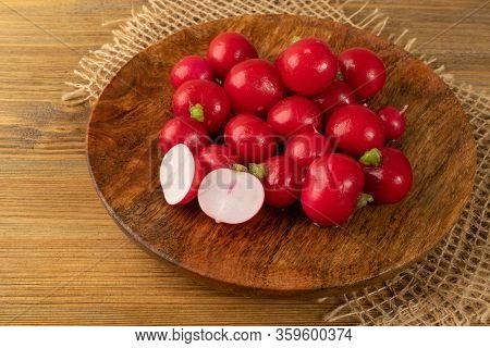 Radis Bunch, Fresh Radish Root Bundle, Pile Of Red Radishes