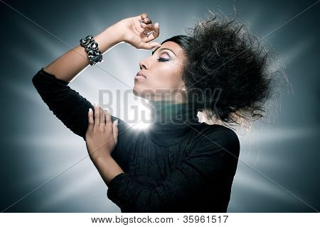 Portret van het mooie meisje Swarty