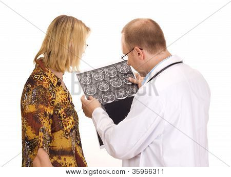 Medico esaminando un paziente