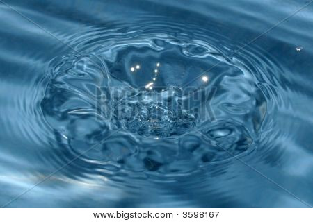 Hul på en vandoverfladen