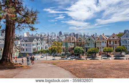 San Francisco, Ca / Usa - July 17 2015: The Painted Ladies In Steiner Street Facing Alamo Square And