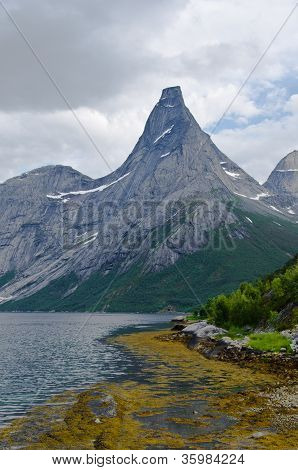 High Peak sorge dal fiordo