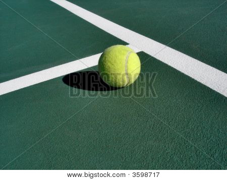Pelota de tenis en pista