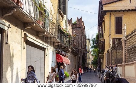 Verona, Italy - September 26, 2015 : Tourists Walk The Via Arche Scaligere Inspect The Sights And Ph