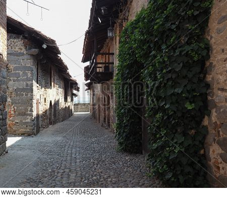 Ricetto Medieval Village In Candelo