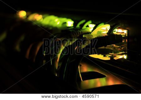 Närbild av nätverkskablar i mörka serverrum