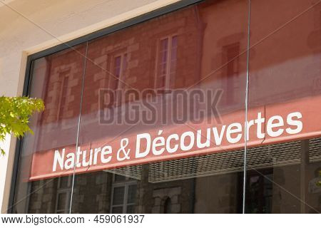 Bordeaux , Aquitaine  France - 07 25 2022 : Nature Et Decouvertes Logo Sign And Brand Text Windows S