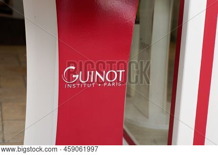 Bordeaux , Aquitaine  France - 07 15 2022 : Guinot Paris French Shop Cosmetics Brand Text Perfume Re