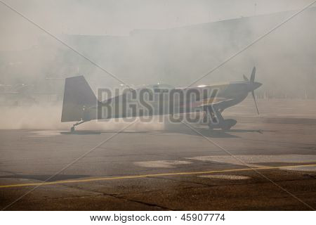 Flugzeug In Rauch auf dem Boden