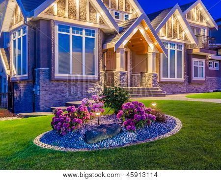 บ้านหรูในเวลากลางคืนในแวนคูเวอร์ แคนาดา
