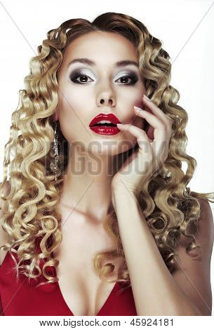 Colpo d'occhio. Soffriggete. Sexy bionda brillante con i capelli ricci. Rosso labbra sensuali