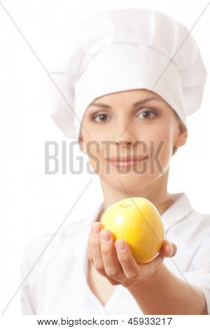 Smilende kvinde cook med apple, isoladed på hvid baggrund