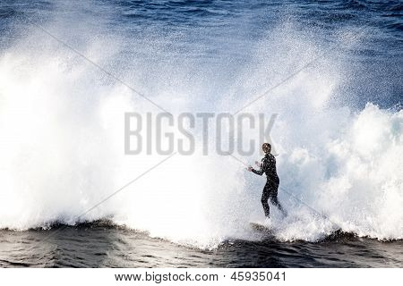 Lone Surfer håndtering af enorme bølger