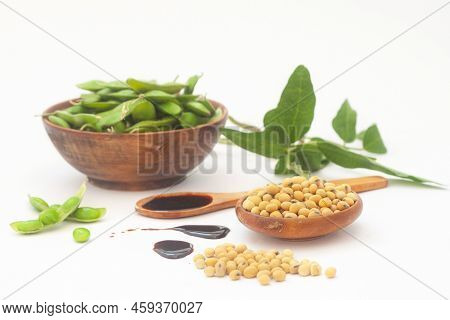 Raw Green Edamame Soybeans. Edamame, Fresh Green Soybeans In Pod. Healthy Vegan Food. Selective Focu
