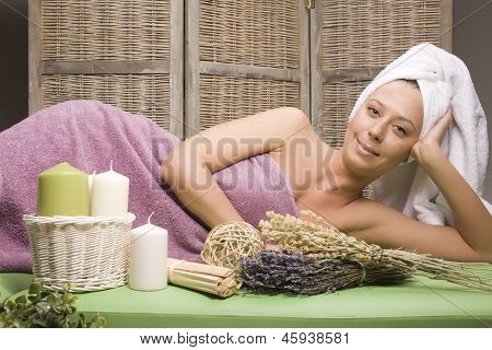 señora atractiva Foto stock recibiendo tratamiento de spa