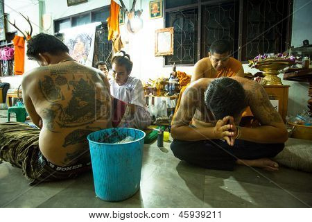 NAKHON CHAI, Tajlandia - MAR 23: Niezidentyfikowane mnich sprawia, że tradycyjne Yantra tatuażu w Wai pełna