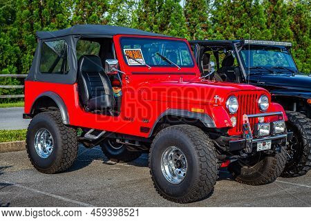 Pigeon Forge, Tn - August 25, 2017: Modified Off Road Classsic Jeep Cj7 At A Local Enthusiast Rally.