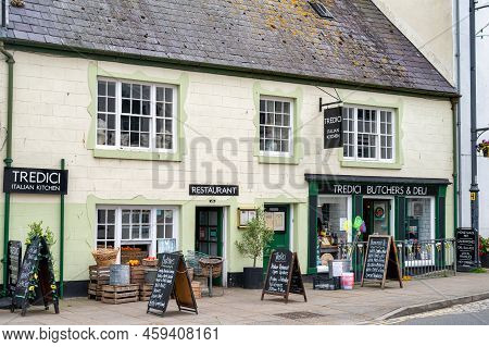 Beaumaris, Uk- July 8, 2022: The Front Of Tredici  Italian Kitchen, Butchers And Deli In Beaumaris O