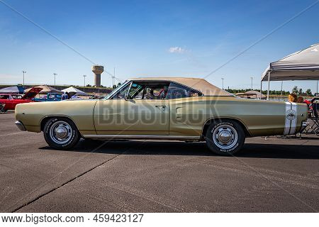 Lebanon, Tn - May 13, 2022: Low Perspective Side View Of A 1968 Dodge Coronet Super Bee Convertible 
