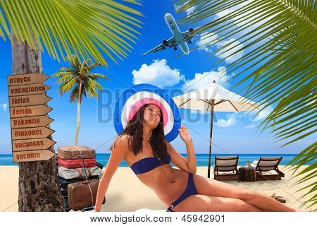 Jovem reaxing-se na praia no resort exótico conceito de viagem