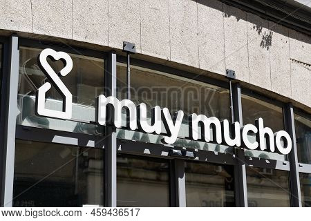 Bordeaux , Aquitaine  France - 07 25 2022 : Muy Mucho Logo Brand And Text Sign Wall Entrance Facade 