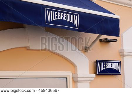 Saint-tropez , Paca  France - 08 01 2022 : Vilebrequin Logo Brand And Text Sign Windows Facade Store