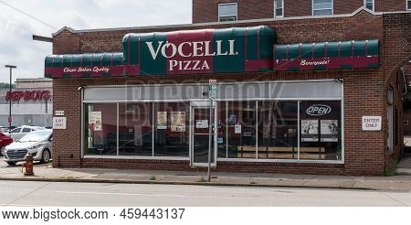 Pittsburgh, Pennsylvania, Usa August 7. 2022 The Vocelli Pizza Shop On Baum Boulevard In The Shadysi