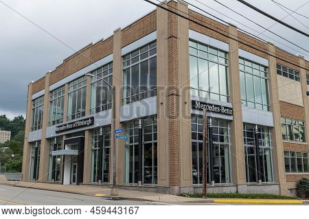 Pittsburgh, Pennsylvania, Usa August 7. 2022 The Mercedes Of Pittsburgh Dealership On Baum Boulevard