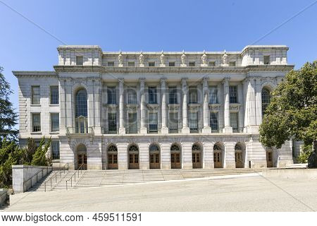 Oakland, Usa - May 18, 2022: Historic University Building In Oakland, Usa.