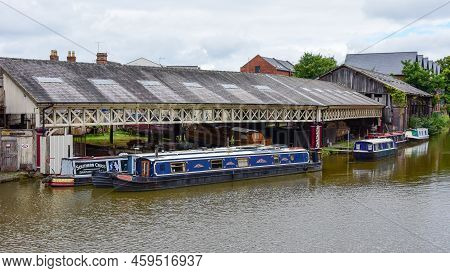 Chester, Uk: Jul 3, 2022: A General Scene Of The Shropshire Union Canal Adjacent To Taylor's Boatyar