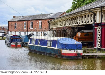 Chester, Uk: Jul 3, 2022: A General Scene Of The Shropshire Union Canal Adjacent To Taylor's Boatyar