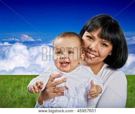 Mãe de felicidade sorridente com o filho, ao ar livre