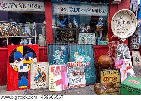 London, Uk - 11 March 2022: Antique And Bric A Brac Shop On Portobello Road, Selling Secondhand Anti