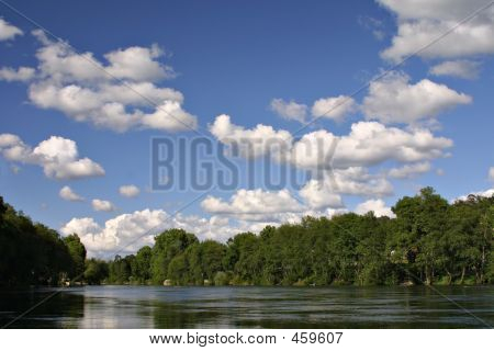 River und Bäume