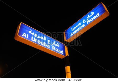 De straat teken Jumeira Road In Dubai