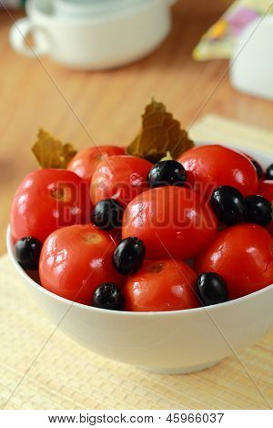 Pomodori in scatola di colore rosso