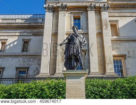 London, Uk- July 4, 2022: Trafalgar Square. Jacobus Secundus, James Ii, Statue Set In Front Of Green