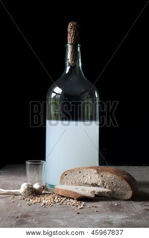 Oude fles wodka met knoflook en brood